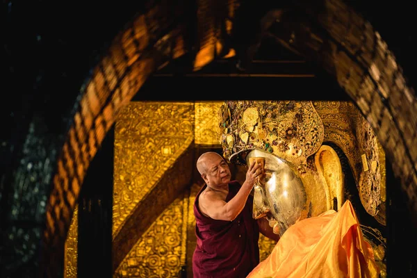 Mandalay, Myanmar - 11 December 2017: Senior monnik was het gezicht van Mahamuni Buddha beeld elke ochtend Mahamuni tempel in Mandalay, Myanmar. — Stockfoto