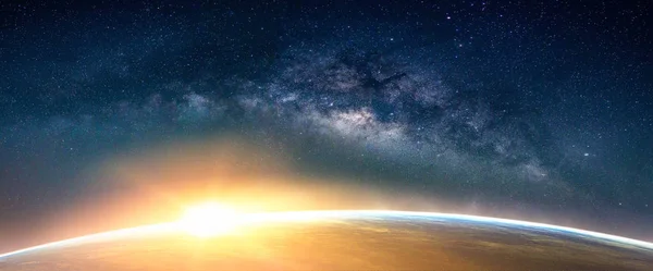 Landskap med Vintergatans galax. Soluppgång och jordutsikt från rymden med Vintergatans galax. (Delar av denna bild tillhandahålls av NASA) — Stockfoto