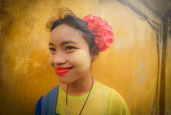 Mandalay Myanmar December 2017 Unidentified Myanmar Girl Thanaka Yellow Cosmetic — Stock Photo, Image