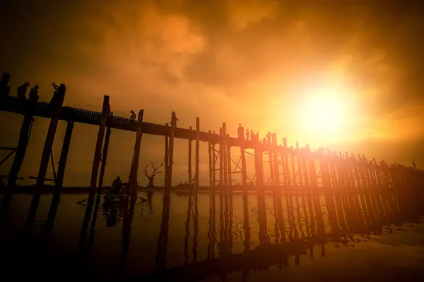 Silhouette Bein Bridge Gente Atardecer Ayeyarwady River Mandalay Myanmar — Foto de Stock