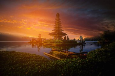 Pura Ulun Danu Bratan, Bali, Endonezya Bratan göl manzara batımında tekne ile Hindu tapınağı.