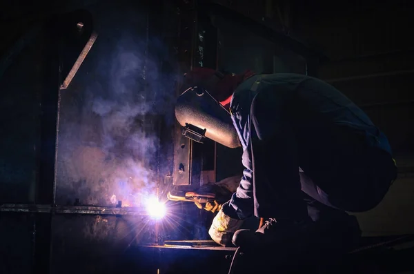 Soldadura de estructuras de acero y chispas brillantes en la industria del acero de construcción . — Foto de Stock