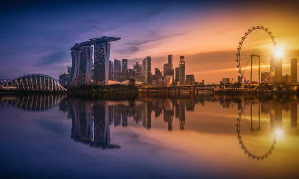 Изображение Сингапура Skyline и вид небоскребов на Marina Bay с сада на залив на закате . — стоковое фото