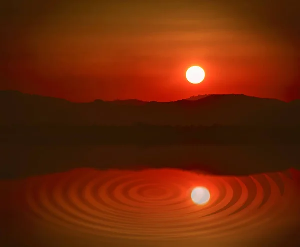 Puesta de sol en el cielo rojo sobre la montaña y el mar . — Foto de Stock