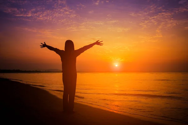 De vrouw van het silhouet op het strand bij zonsondergang. Vintage Toon — Stockfoto