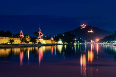 Geceleri Mandalay Hill'de Mandalay, Myanmar.