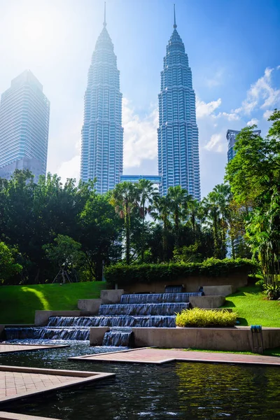 Αστικό τοπίο της Κουάλα Λουμπούρ πόλης ορίζοντα στον γαλάζιο ουρανό στη Μαλαισία — Φωτογραφία Αρχείου