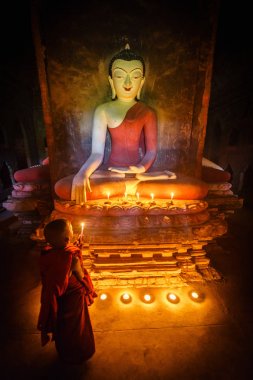 Genç Budist acemi rahip Budist manastır Bagan, Myanmar içinde öğretim öğrenme. (Burma)