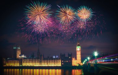 Big Ben üzerinde havai fişek gösterisinde gece, Londra, İngiltere.
