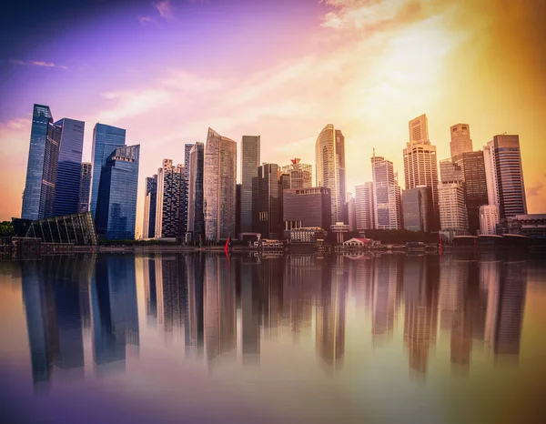 Ciudad de Singapur skyline de distrito de negocios centro al atardecer. Tono vintage — Foto de Stock