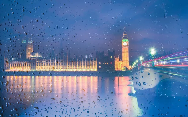 Big Ben nézet az ablakon az esőcseppek éjjel, London, Egyesült Királyság. — Stock Fotó