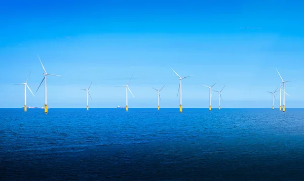 Offshore rüzgar türbini Rüzgar Çiftliği yapım aşamasında uzakta İngiltere.