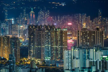Skyline Hong Kong şehri, Ho 'daki dağdan alacakaranlık manzaralı.