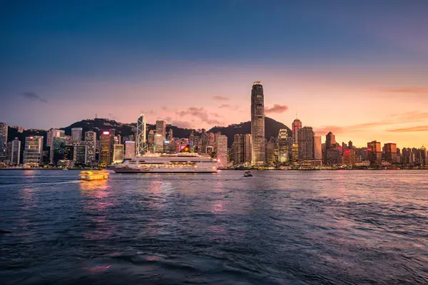 Skyline Hong Kong city at sunset view from harbor in Hong Kong. — Stock Photo, Image