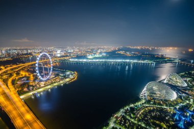 Singapur Skyline ve Marina Körfezi 'ndeki gökdelenlerin twili manzarası