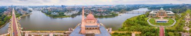 Putra Camii 'nin Putrajaya Şehir Merkezi ile birlikte Putrajaya, Malezya' da gün batımında göl manzarası.