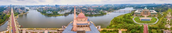 Flygfoto över Putra moskén med Putrajaya centrum med sjön vid solnedgången i Putrajaya, Malaysia. — Stockfoto