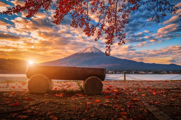 Mt. Fuji-Kawaguchiko-tó partjától, Fujikawaguchiko, Japán napkeltekor őszi lombozat alatt. — Stock Fotó