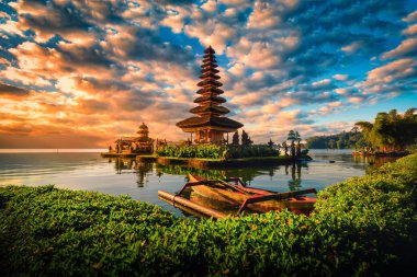 Pura Ulun Danu Bratan, Bali, Endonezya, sunrise Bratan göl manzara teknede ile Hindu tapınağı.
