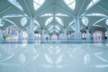 A-Syakirin camiinin içi, Kuala Lumpur, Malezya 'nın ünlü simgesi..