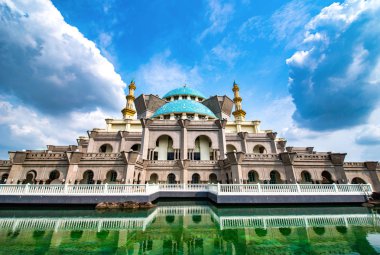 Masjid Wilayah Persekutuan: Mavi gökyüzü geçmişi Kuala Lumpur, Malezya.