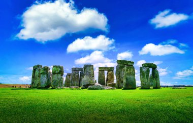 Stonehenge Wiltshire, İngiltere 'de mavi gökyüzü arka planında antik bir tarih öncesi taş anıt.