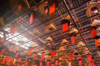 Hong Kong, Çin - 30 Temmuz 2019: Hong Kong 'daki en kutsal tapınaktan biri olan Man Mo Tapınağı' nın iç mekanı. Man Mo Tapınağı insan ve edebiyat tanrısı Man Tai ve dövüş tanrısı Mo Tai 'nin tapınağıdır..