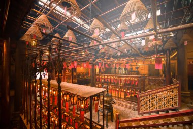 Hong Kong, Çin - 30 Temmuz 2019: Hong Kong 'daki en kutsal tapınaktan biri olan Man Mo Tapınağı' nın iç mekanı. Man Mo Tapınağı insan ve edebiyat tanrısı Man Tai ve dövüş tanrısı Mo Tai 'nin tapınağıdır..