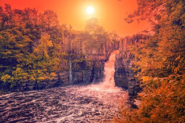 İngiltere, Woodland 'da günbatımında, Pennine Yolu' ndaki Tees Nehri 'nin güney kıyısından Yüksek Güç Şelalesi manzarası.