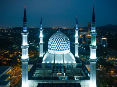 Şah Alam, Malezya 'da alacakaranlık vakti Sultan Salahudin Abdül Aziz Şah Camii' nin havadan görünüşü.