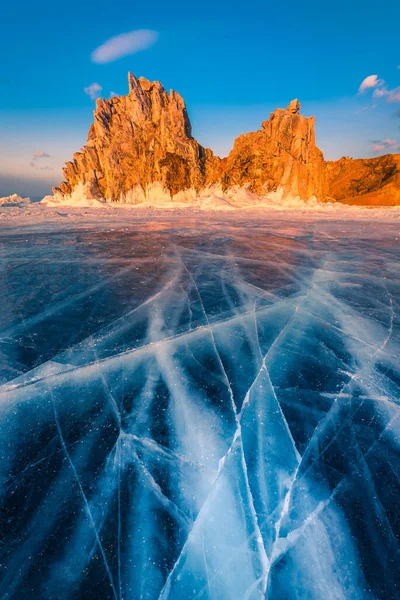 Paisaje Roca Shamanka Atardecer Con Hielo Natural Agua Helada Lago — Foto de Stock