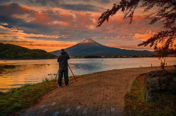 Rear View Traveler Man Take Photo Fuji Mountain Kawaguchiko Lake — Stock Photo, Image