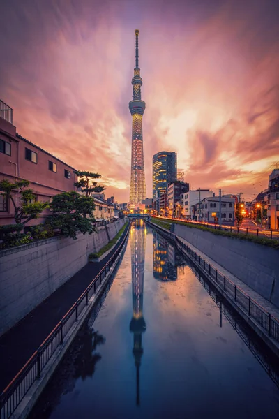 Tokyo Skytree Kulesi gün batımında Asakusa, Tokyo, Japonya 'da. Japonya 'da dönüm noktası.