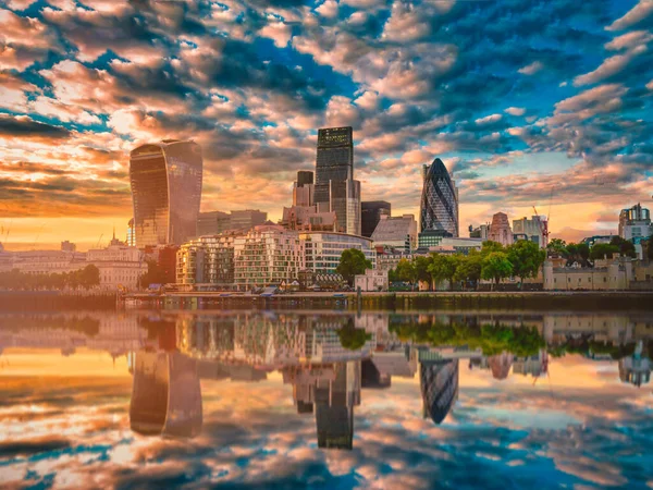 London Városának Felhőkarcolói Temze Felett Naplementekor Angliában — Stock Fotó