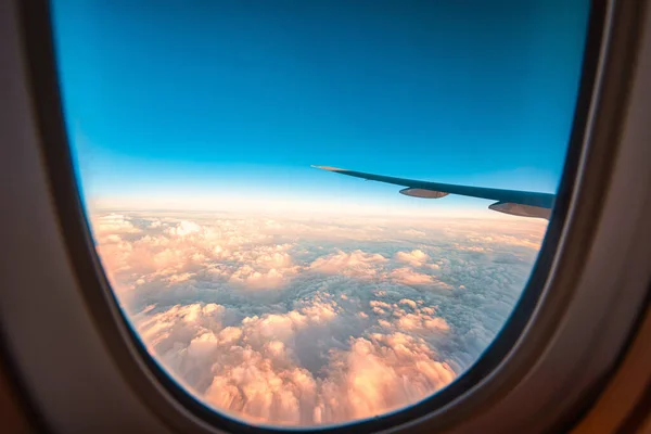 창문을 보이는 비행기의 실루엣 — 스톡 사진
