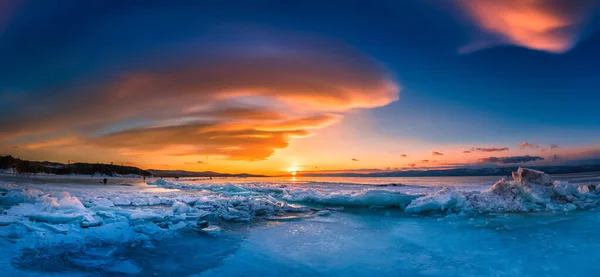 Cielo Del Atardecer Con Hielo Natural Sobre Agua Congelada Lago — Foto de Stock