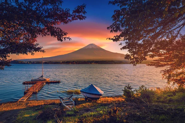 Fuji Kawaguchiko Felett Őszi Lombozattal Hajóval Napkeltekor Fujikawaguchikóban Japánban — Stock Fotó