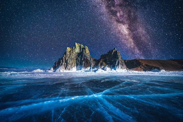Paisaje Roca Shamanka Vía Láctea Cielo Con Hielo Ruptura Natural — Foto de Stock