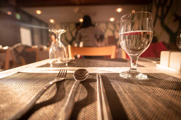 Ein Glas Wasser Auf Einem Luxuriösen Tisch Zum Essen Selektiver — Stockfoto
