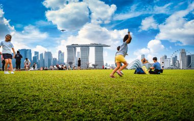 SINGAPORE - 30 Nisan 2018 Singapur 'da Marina Barrage' ın çatısında dinleniyor ve eğleniyor..