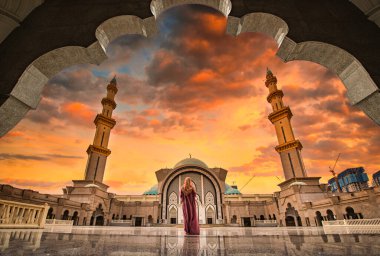 Masjid Wilayah Persekutuan Kuala Lumpur, Malezya 'da günbatımında.