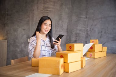 Genç Asyalı 'nın portresi evde dizüstü bilgisayarla online alışveriş yapıyor. Çevrimiçi satış ve dağıtım kavramı