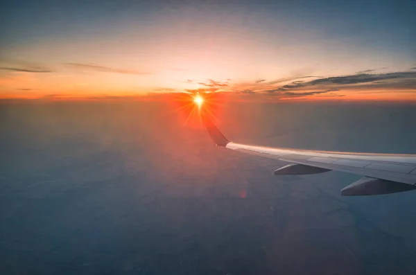 Ala Silueta Avión Amanecer Vista Través Ventana — Foto de Stock