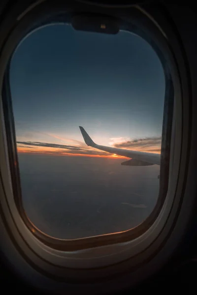 비행기의 실루엣 날개가 창문을 보인다 — 스톡 사진