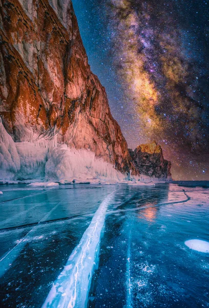 Tájkép Hegy Természetes Törő Jég Tejszerű Módon Fagyasztott Vízben Bajkál — Stock Fotó