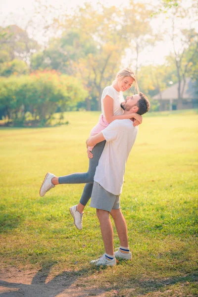 Imagem Retrato Jovem Casal Desfrutando Parque Pôr Sol Conceito Romântico — Fotografia de Stock