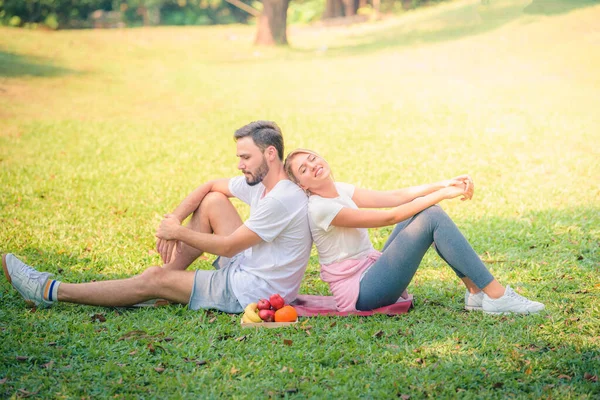 Imagem Retrato Jovem Casal Desfrutando Parque Pôr Sol Conceito Romântico — Fotografia de Stock