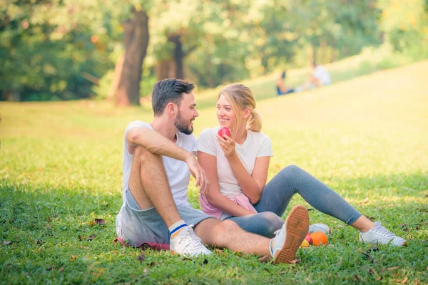 Imagem Retrato Jovem Casal Desfrutando Parque Pôr Sol Conceito Romântico — Fotografia de Stock