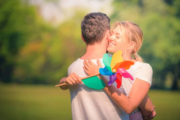 Imagem Retrato Jovem Casal Desfrutando Parque Pôr Sol Conceito Romântico — Fotografia de Stock