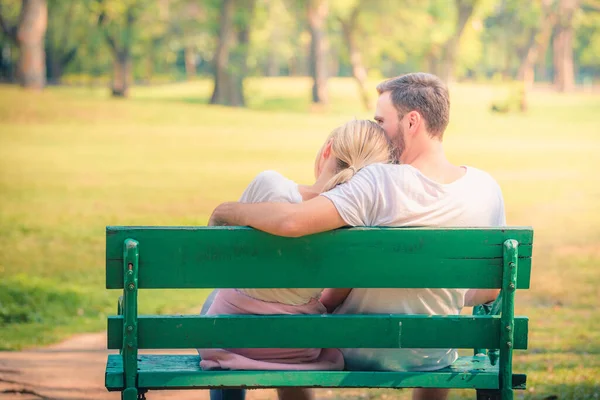 Imagem Retrato Jovem Casal Desfrutando Parque Pôr Sol Conceito Romântico — Fotografia de Stock